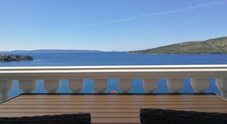 Beautiful rental apartment with patio, grill & yard | Beach nearby | Pets are welcome — photo 2