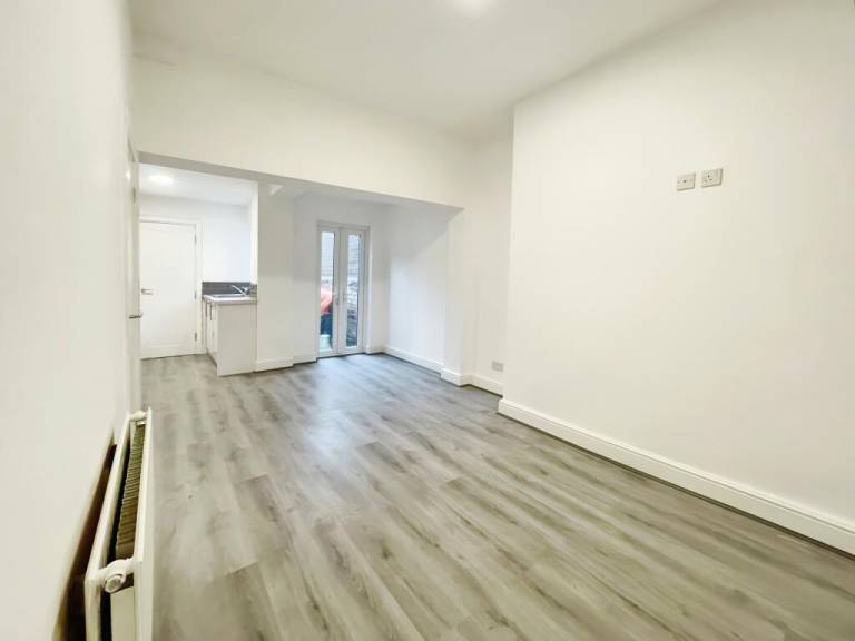 Cosy Welcoming Group House in Birkenhead