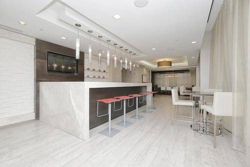2bedroom CN Tower WATER VIEWS - Free Parking rooftop pool — photo 2