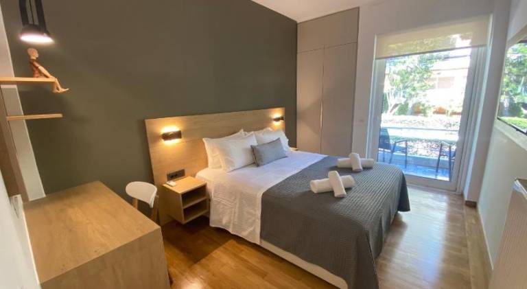 Lovely holiday apartment with patio | Next to the beach | Pets allowed in Vari-Voula-Vouliagmeni
