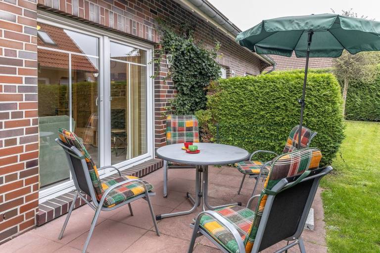 Schick und idyllisch gelegen: Das Reihenendhaus mit seinen ca. 70 qm ist modern und gemütlich zugleich eingerichtet. Die herrlich angelegte Terrasse in Südlage verspricht schöne gemeinsame Stunden. in Wittmund