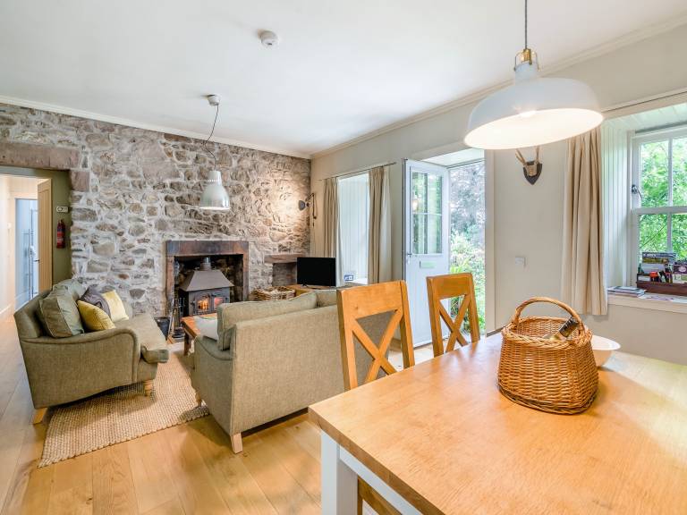 Cottage with garden — photo 4