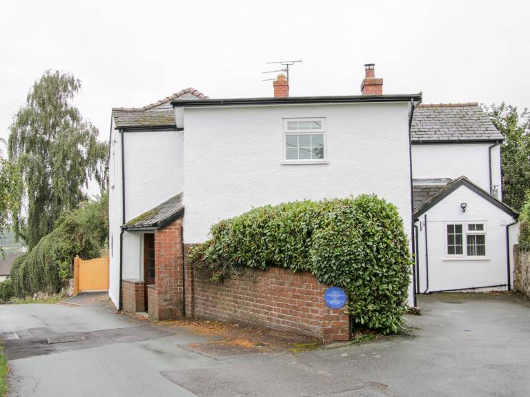 Child-friendly cottage with yard | Pets allowed — photo 2
