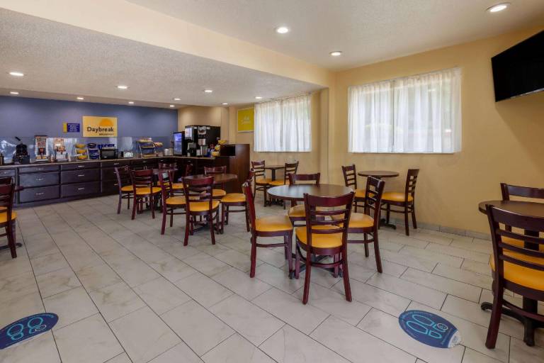 Days Inn by Wyndham Charles Town/Harpers Ferry — photo 4