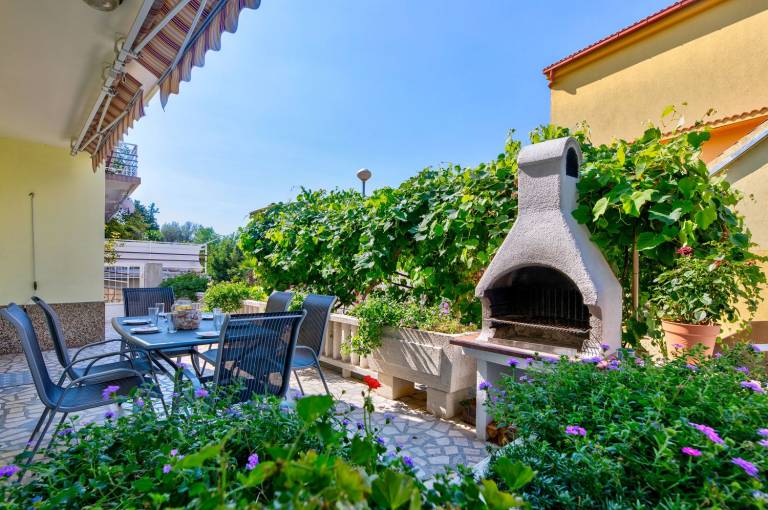 Fully equipped nice holiday apartment with barbeque, yard & patio | Next to the beach | Suitable for remote work | Pets allowed in Crikvenica