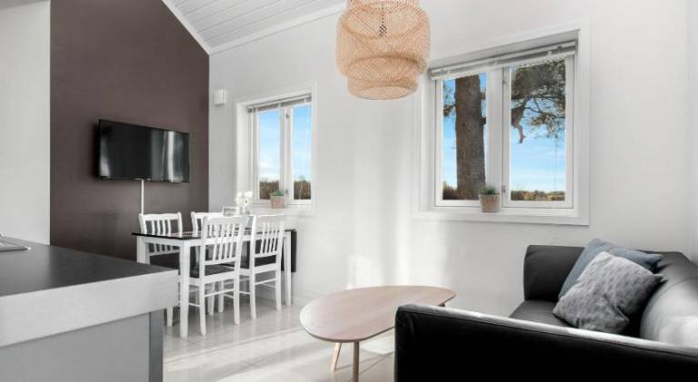 Serviced apartment with pool, yard & terrace — photo 2