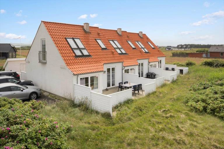 Fully equipped pleasant vacation home with hot tub, sauna & patio | Close to the beach | Pet-friendly in Harboore