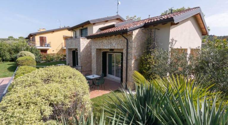Serviced apartment with patio & yard | Pets allowed in Affi