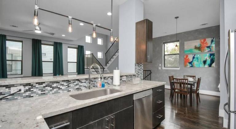 Skyline Views - Sleeps 10 Home Near Downtown — photo 3