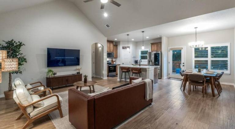 Hot Tub, Fire Pit, LUX Interior, Pet Friendly — photo 4