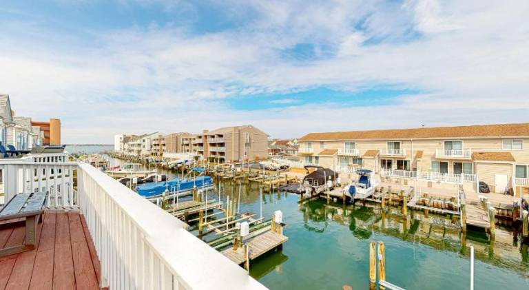 Apartment with terrace | Pets are welcome in Ocean City, MD