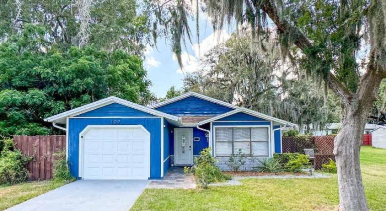 Cozy Cottage private back yard and free coffee in Wildwood, FL