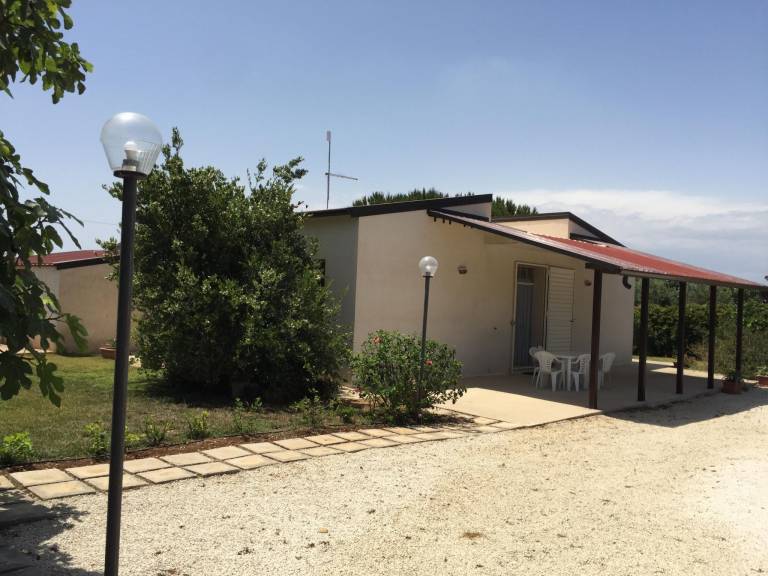 House with barbecue & garden — photo 2