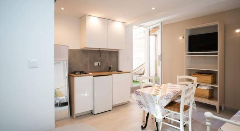 Apartment with pool & terrace — photo 3