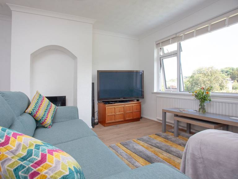 Family-oriented bungalow with yard | Pets allowed — photo 2