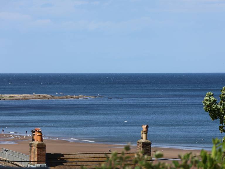 Cottage with yard | Beach view — photo 2