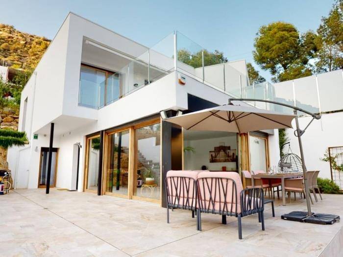 Fully equipped vacation home with yard, private pool & patio | Sea view | Close to the beach | Pet-friendly — photo 3