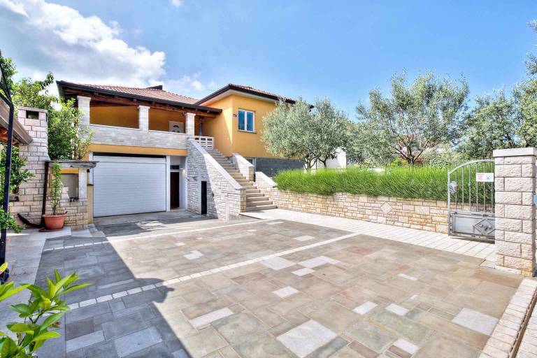 Holiday apartment with terrace & barbeque in Umag