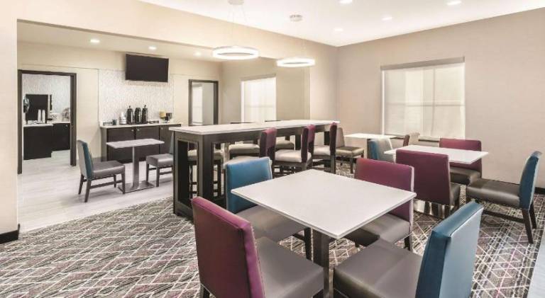 La Quinta Inn & Suites by Wyndham Rome — photo 4