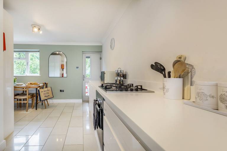 Cottage with barbeque & garden | City view — photo 3