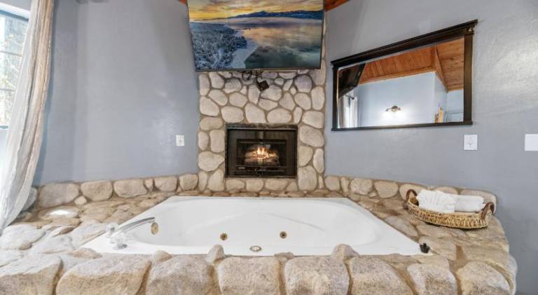 Lodge with pool, hot tub & barbecue — photo 4