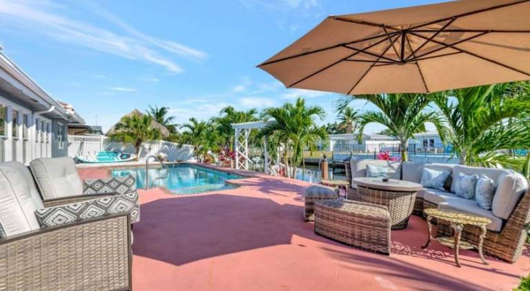Vacation home with pool & hot tub — photo 3