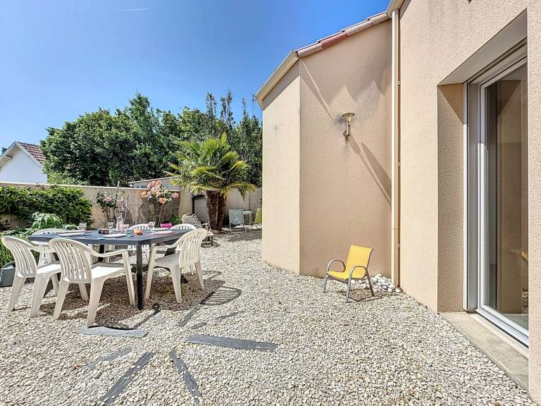 Vacation home with terrace, barbecue & yard — photo 2