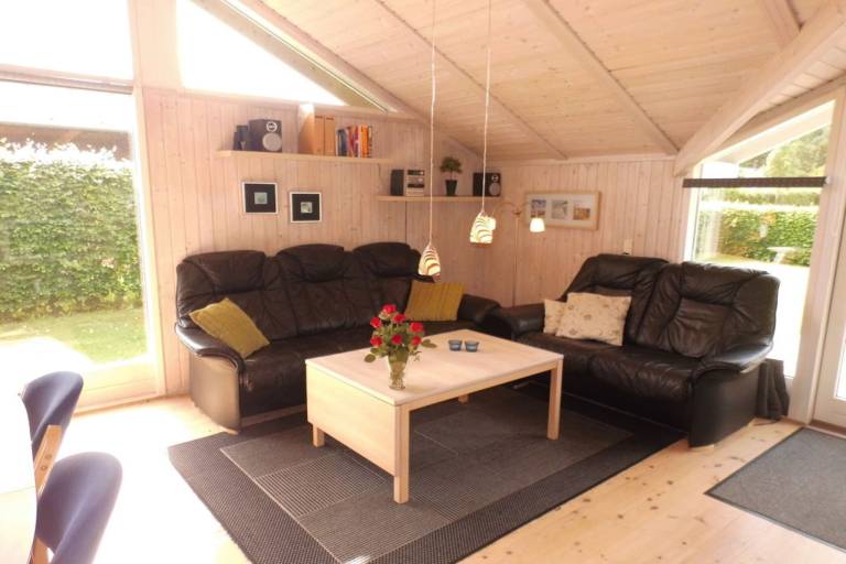 Vacation home with terrace, hot tub & yard | Beach nearby | Pets allowed — photo 3