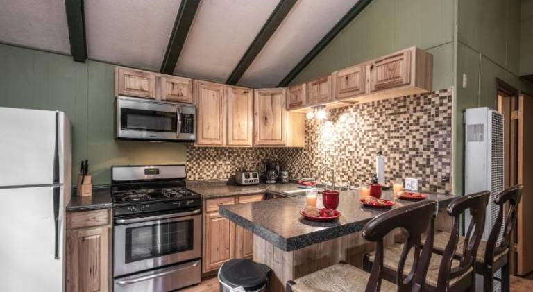 Vacation home with grill, jacuzzi & patio | Pets are welcome — photo 3