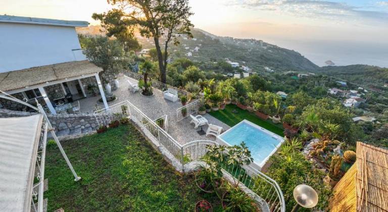 Villa with hot tub, garden & terrace — photo 4