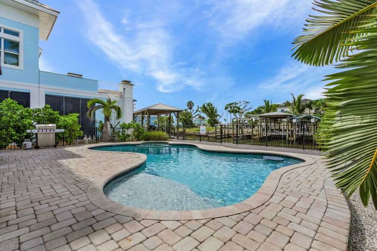 House with barbeque in Fort Myers Beach, FL