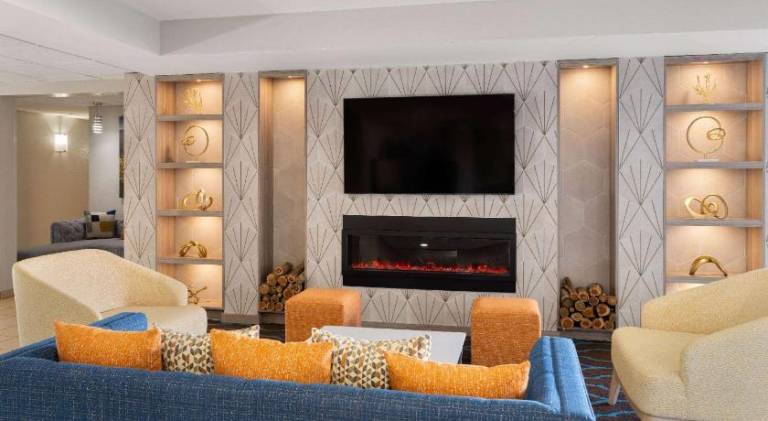 La Quinta Inn & Suites by Wyndham Knoxville Airport — photo 2