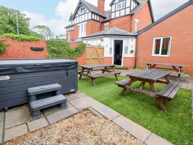 Family-friendly lovely cottage with hot tub & garden | Pets are welcome — photo 5