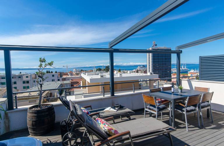 Charming rental apartment with patio & jacuzzi | Next to Diocletian's Palace | Sea view | Beach nearby | Pets allowed — photo 3