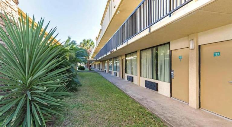 Eco Inn Suites by Hotel O Baytown — photo 3