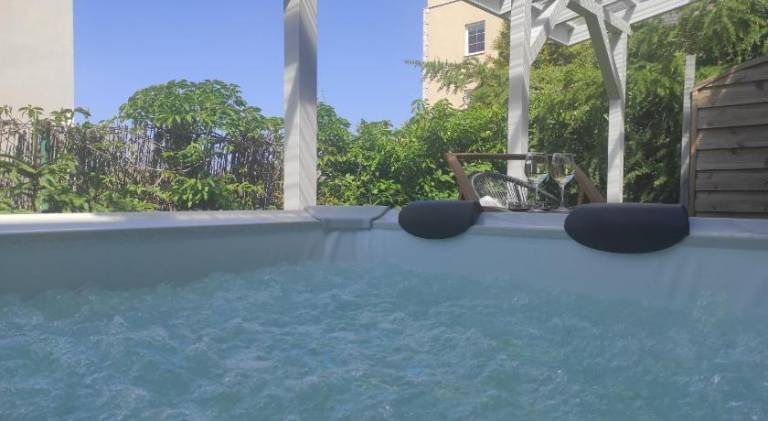 Pleasant rental apartment with barbecue, hot tub & patio | Dogs allowed — photo 3