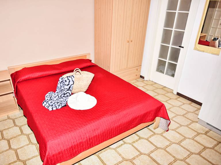 Apartment with yard — photo 4