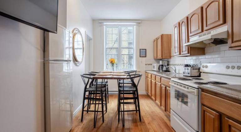 Chic 4BR Haven Sunlit in Downtown MTL in Montréal, QC