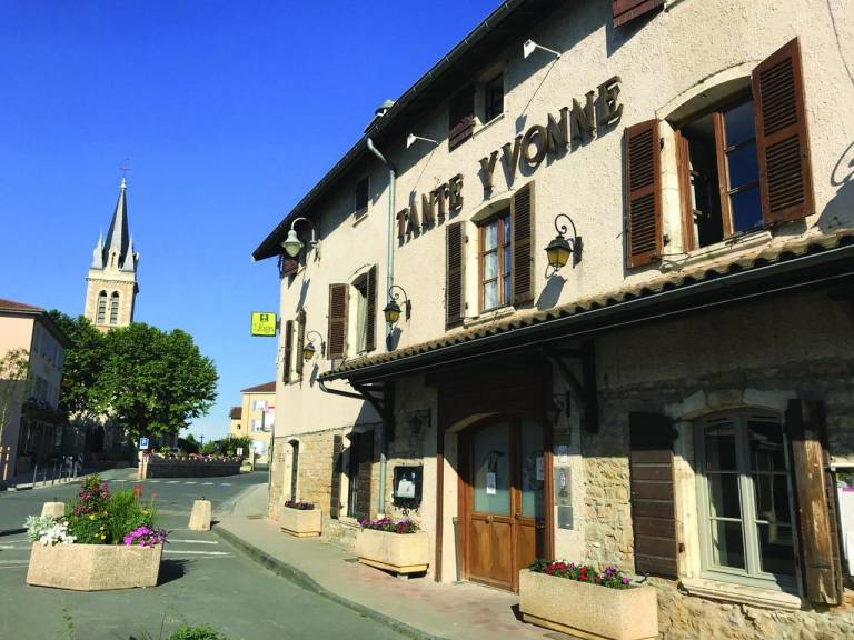 Logis Hotel Tante Yvonne & son restaurant semi-gastronomique - Lyon Nord — photo 4