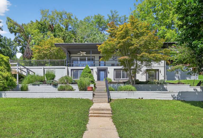 House with terrace & yard in Kingsport, TN