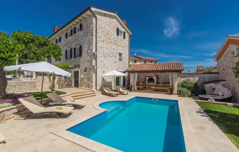 Villa with terrace, barbecue & yard — photo 4