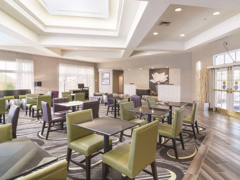 La Quinta Inn & Suites by Wyndham Phoenix Mesa West — photo 4