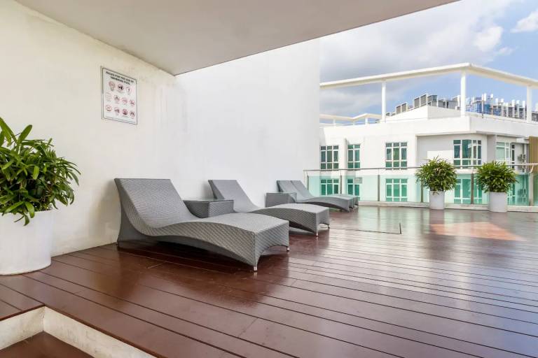Apartment with barbeque & pool — photo 5