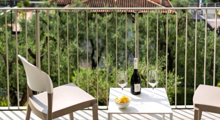 Serviced apartment with garden & patio — photo 4