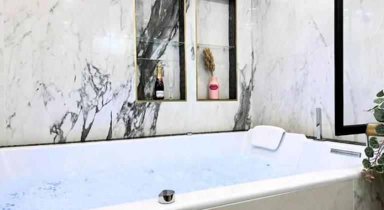 Apartment with jacuzzi — photo 4