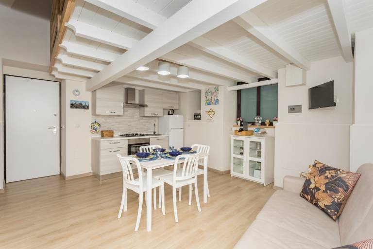 Ariel House Apartment with Private Patio in Central Catania — photo 2