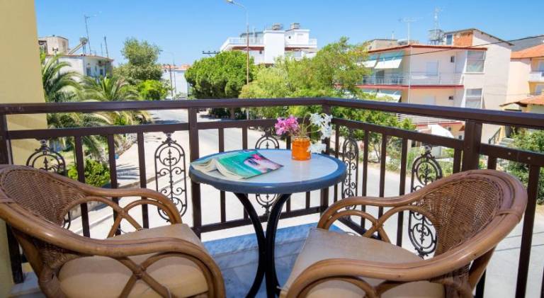 Apartment with yard, hot tub & pool | Beach nearby | Perfect for remote work | Pet-friendly — photo 3