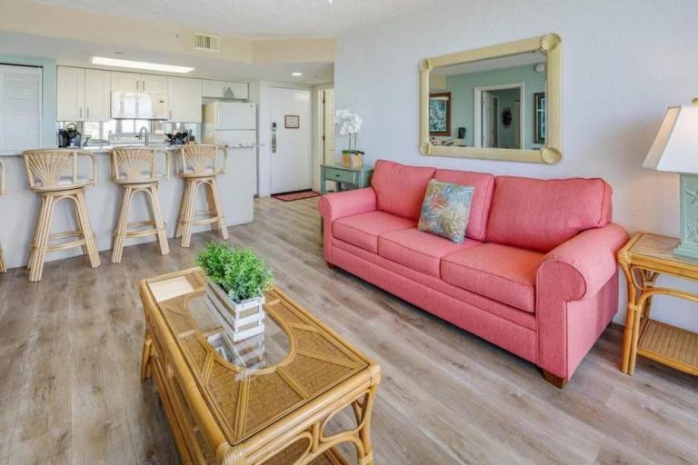 Condo with pool | Pets allowed — photo 3