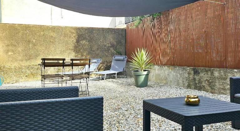 Rental apartment with terrace & yard — photo 4