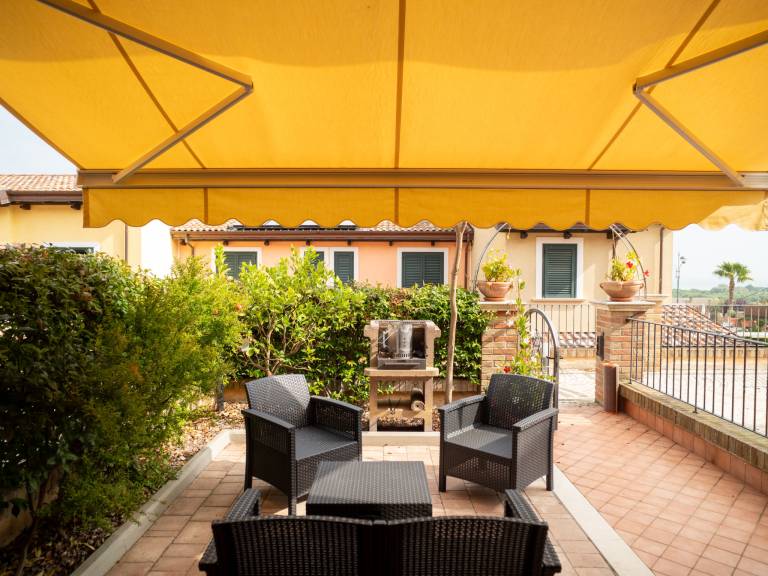 Rental apartment with garden, pool & patio — photo 2